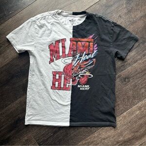 Hollister Mens XS Black and White Split T-Shirt black white red graphic tee